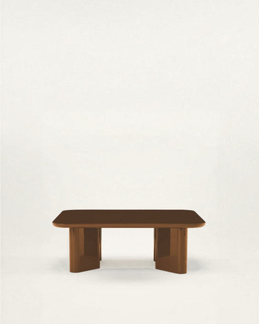 Mesa de Gabrielle Paris, silueta y acabado de mesa de centro rectangular de madera lacada caramelo