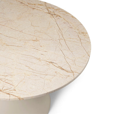 Detalle del sobre de mármol beige de la mesa de centro