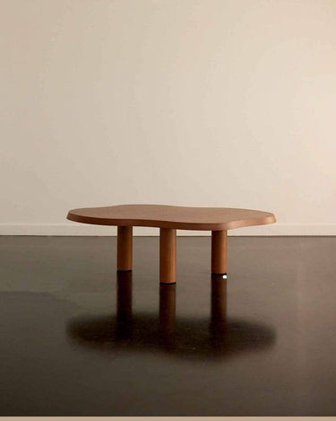 Mesa de centro de roble con forma irregular