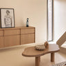 Mesa de centro de roble natural de Gabrielle Paris con contorno curvo, en un salón