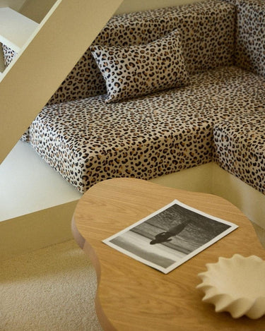 Mesa de centro Gabrielle Paris: vista cercana del tablero junto a un sofá estampado