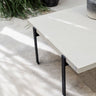 Mesa de centro cuadrada de Rockstone gris de MUUBS junto a plantas