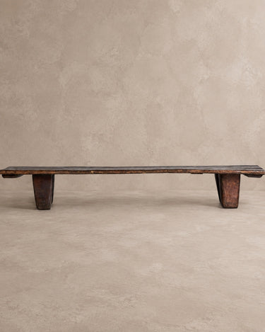 Mesa de centro de madera de teca marrón envejecido de Vical sobre fondo topo claro