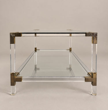Mesa de centro transparente de dos niveles — detalle del tablero y estante inferior