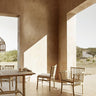 Mesa de comedor de bambú natural de Tine K Home en ambiente