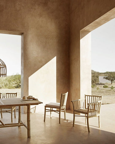 Mesa de comedor de bambú natural de Tine K Home en ambiente
