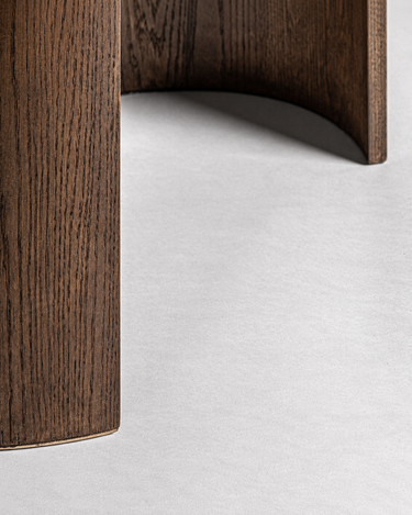 Detalle del perfil curvo de los apoyos de la mesa de comedor