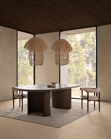 Mesa de comedor de roble teñido junto a ventanales, con sillas claras