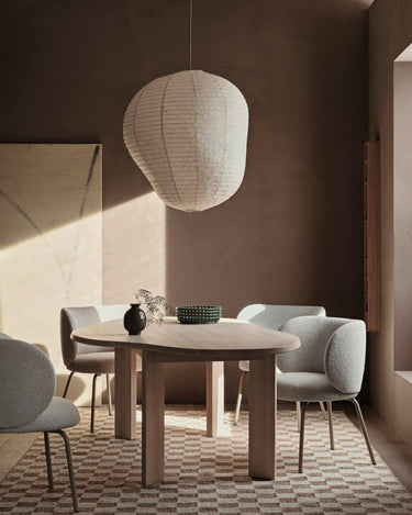 Mesa de comedor de haya con canto biselado de Ferm Living, haya clara: mesa clara en comedor con sillas tapizadas, lámpara de papel y alfombra de cuadros.