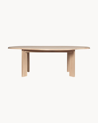 Vista frontal de una de las mesas de comedor de Ferm Living, en haya clara y con cuatro patas planas.
