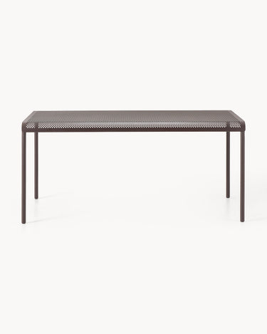 Mesa de Ferm Living: mesa marrón chocolate de frente por el lado largo.