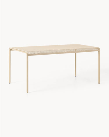 Mesa de Ferm Living: mesa rectangular beige completa en tres cuartos.