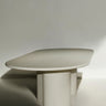 Mesa de comedor de microcemento ovalada