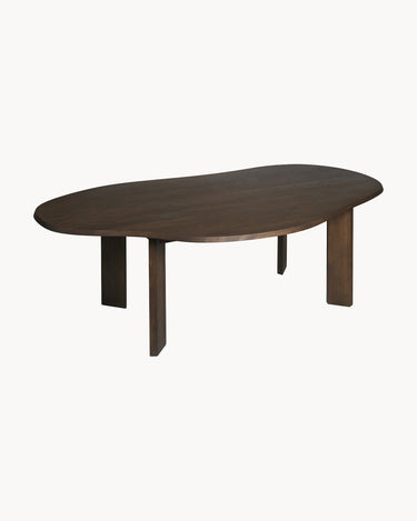 Mesa de Ferm Living: vista elevada del sobre orgánico y las cuatro patas planas.