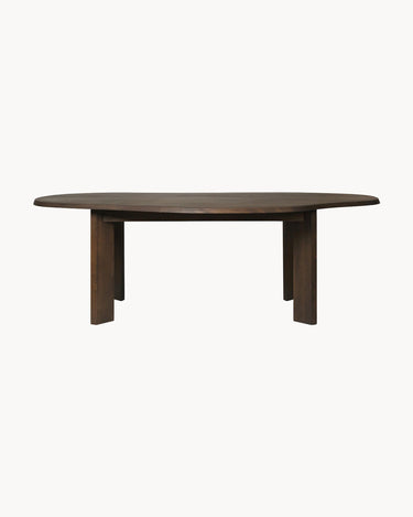 Vista frontal de una de las mesas de comedor de Ferm Living, con canto biselado y cuatro apoyos planos.