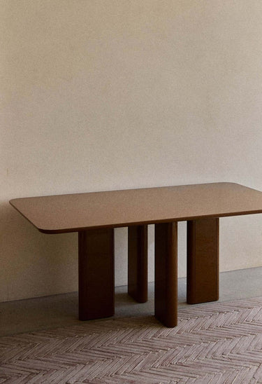 Mesas de Gabrielle Paris, proporción y material de mesa de comedor rectangular compacta en caramelo lacado