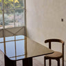 Mesa de Gabrielle Paris, silueta y acabado de mesa de comedor rectangular compacta en caramelo lacado