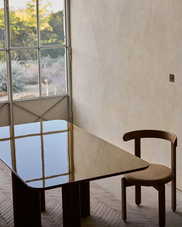 Mesa de Gabrielle Paris, silueta y acabado de mesa de comedor rectangular compacta en caramelo lacado