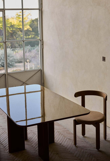 Mesa de Gabrielle Paris, silueta y acabado de mesa de comedor rectangular compacta en caramelo lacado