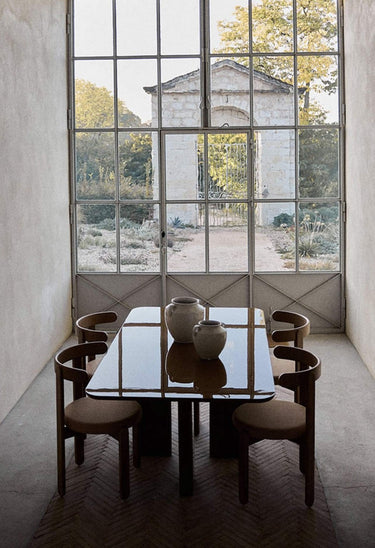 volumen y estructura de mesa de comedor rectangular compacta en caramelo lacado de Gabrielle Paris