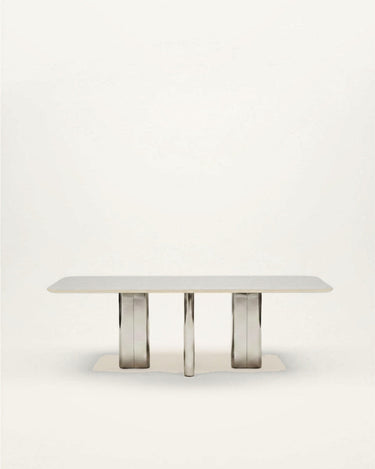 Mesa de Gabrielle Paris, silueta y acabado de mesa de comedor rectangular crema con patas de acero inoxidable