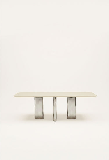 Mesa de Gabrielle Paris, silueta y acabado de mesa de comedor rectangular crema con patas de acero inoxidable