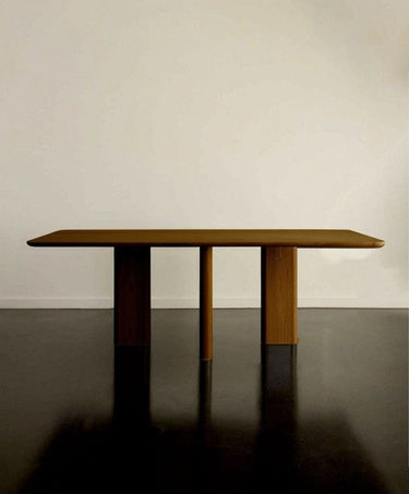Mesa de comedor rectangular de fresno acabado teca de Gabrielle Paris, detalle del tablero y las patas