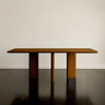 Mesa de comedor rectangular de fresno acabado teca de Gabrielle Paris, vista frontal con patas rectangulares