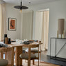 Mesa de comedor rectangular de fresno natural de Gabrielle Paris en un comedor luminoso