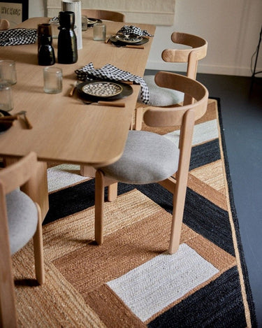 Mesa de comedor Gabrielle Paris: detalle del tablero natural con la mesa puesta