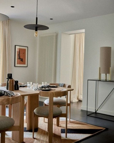 Mesa de comedor de fresno natural con sillas de madera y lámpara colgante negra