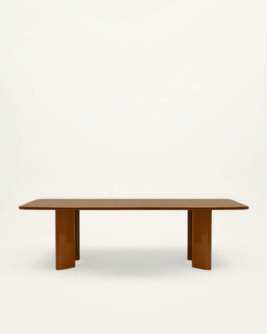 Mesa de Gabrielle Paris, silueta y acabado de mesa de comedor rectangular de gran formato en caramelo lacado