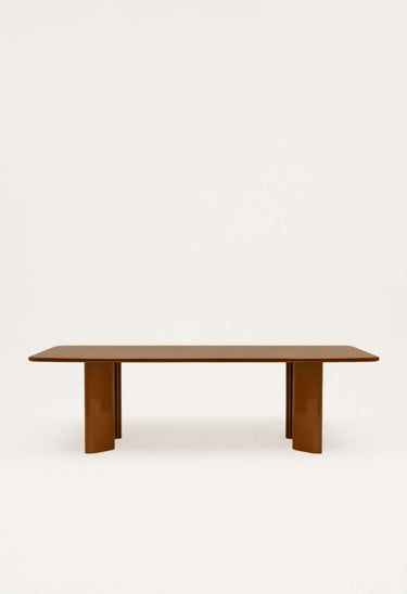 Mesa de Gabrielle Paris, silueta y acabado de mesa de comedor rectangular de gran formato en caramelo lacado
