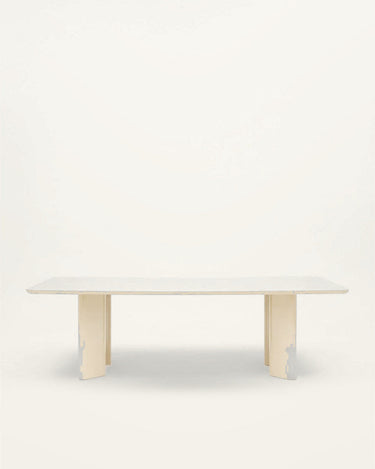 Mesa de Gabrielle Paris, silueta y acabado de mesa de comedor rectangular íntegramente lacada en crema