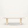 Mesa de Gabrielle Paris, silueta y acabado de mesa de comedor rectangular íntegramente lacada en crema