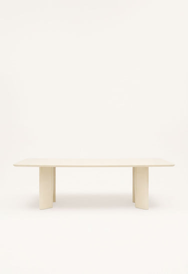 Mesa de Gabrielle Paris, silueta y acabado de mesa de comedor rectangular íntegramente lacada en crema