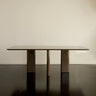 Mesa de comedor rectangular lacada en caqui de Gabrielle Paris, vista de frente