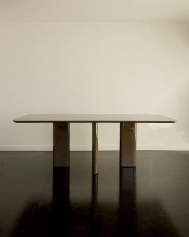 Mesa de comedor rectangular lacada en caqui de Gabrielle Paris, vista de frente