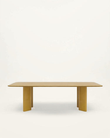Mesa de Gabrielle Paris, silueta y acabado de mesa de comedor rectangular de madera lacada ámbar