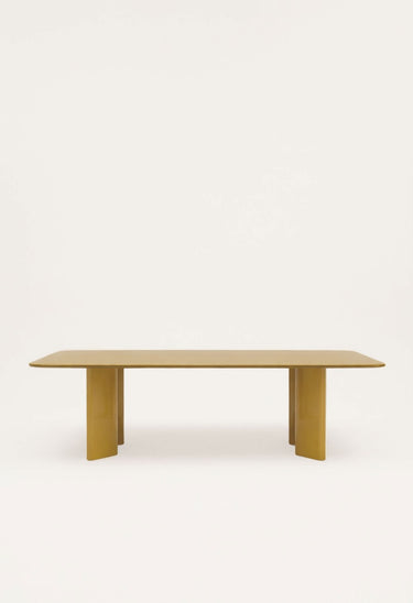 Mesa de Gabrielle Paris, silueta y acabado de mesa de comedor rectangular de madera lacada ámbar