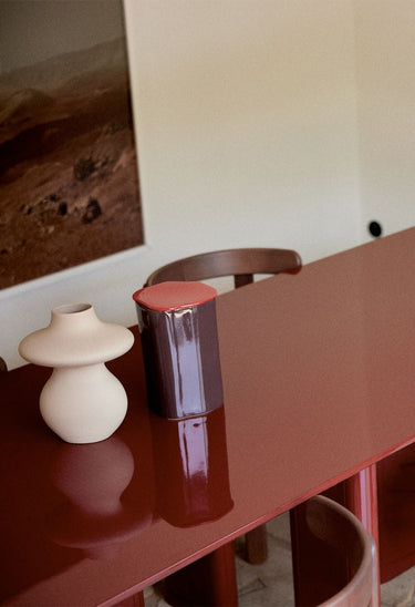 acabado y tono de mesa de comedor rectangular de madera lacada borgoña de Gabrielle Paris