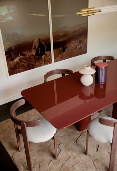 Mesas de Gabrielle Paris, proporción y material de mesa de comedor rectangular de madera lacada borgoña