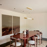 Mesa de Gabrielle Paris, silueta y acabado de mesa de comedor rectangular de madera lacada borgoña