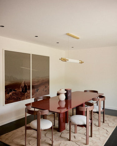 Mesa de Gabrielle Paris, silueta y acabado de mesa de comedor rectangular de madera lacada borgoña