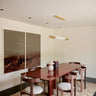 Mesa de Gabrielle Paris, silueta y acabado de mesa de comedor rectangular de madera lacada borgoña