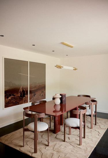 Mesa de Gabrielle Paris, silueta y acabado de mesa de comedor rectangular de madera lacada borgoña