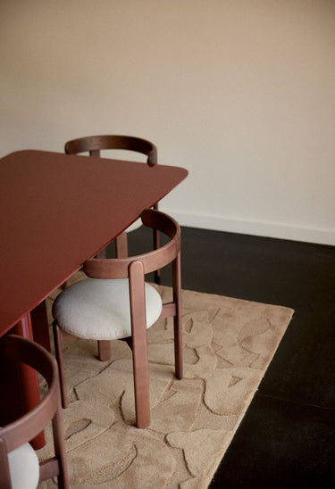 volumen y estructura de mesa de comedor rectangular de madera lacada borgoña de Gabrielle Paris