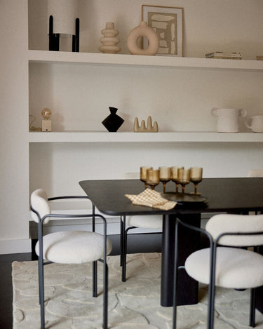 Mesa de Gabrielle Paris, silueta y acabado de mesa de comedor rectangular de madera lacada negra