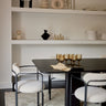 Mesa de Gabrielle Paris, silueta y acabado de mesa de comedor rectangular de madera lacada negra
