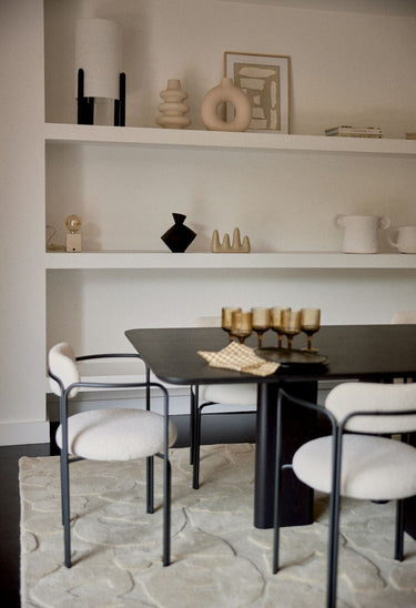 Mesa de Gabrielle Paris, silueta y acabado de mesa de comedor rectangular de madera lacada negra